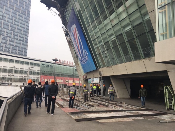 黄子华扮演的差人在一次掳掠案中枪致使半身不遂，同案中负责为暴徒开车的地痞李修贤则中枪酿成植物人。黄子华不想象废人般过下半生，在聪明白叟夺舍后变身的吴倩莲指点下，操纵李修贤的躯体更生。不意李修贤本来是个可恶的人渣，在他故乡年夜屿山恶名远播。新的李修贤却伶俐灵俐而有公理感，光看他若何还债及重获三个妻子的芳心便趣味实足。知道内幕的mm翁虹公然单恋哥哥，和黄子华每次对李家的女人异想天开便要上茅厕等成人趣味的放置也乐而不淫，颇使人成心外欣喜之感。夺舍，在道教中指篡夺他人的身体驱壳以求得保存。警官Tommy（黄子华饰）最喜好哼的一句歌就是：“Tell Laura I love her。”，他的女友Laura也是差人，喜好周华健，家里有一个华健的纸板人像。Tommy在和匪徒的交兵中中枪致使下身瘫痪，年夜小便掉禁。“夺舍”成功的吴倩莲本来是掉意女子从楼上跳下而未死，她指导Tommy，使警官借南丫岛烂仔腾鸡（李修贤饰）的躯体存活下来。腾鸡本来是个很是使人厌恶的人，在他故乡年夜屿山恶名远播，此刻酿成了一个孝敬年夜方伶俐智慧而有公理感的大好人。Tommy的魂灵帮腾鸡解决了很多多少家庭题目，可是Laura却对这个新的 Tommy掉往了乐趣，聪明白叟告知他解决法子只有Walk out，即弃舍。而腾鸡本来介入一宗掳掠案的同伴怕他不坚固，要将他除失落，颠末追逐，车毁人亡，腾鸡命回西天，黄子华脱壳而出，变回女友的歌星偶像周华健。一年后，腾鸡成了南丫岛的岛主，一个大好人，并且还加入竞选。